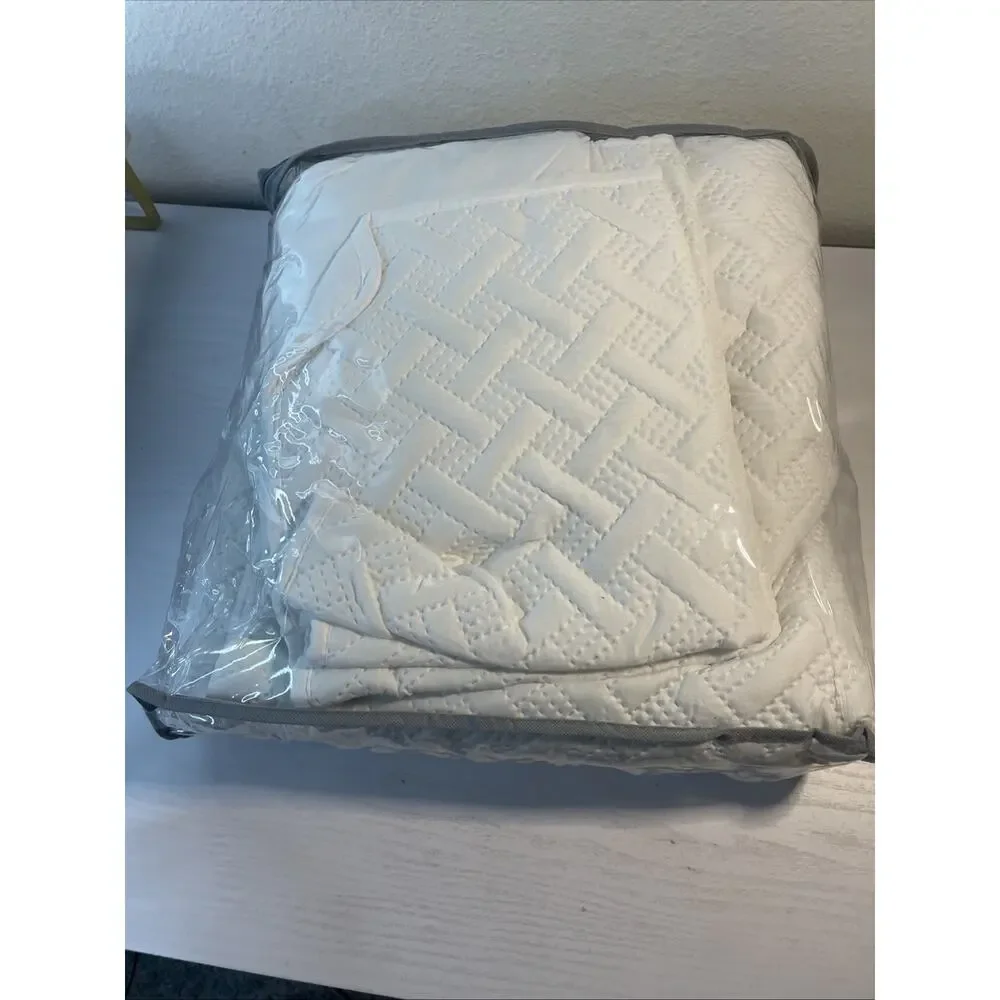 VCNY Home Nina 3-Piece Embossed Quilt Set White Full Queen New NIP